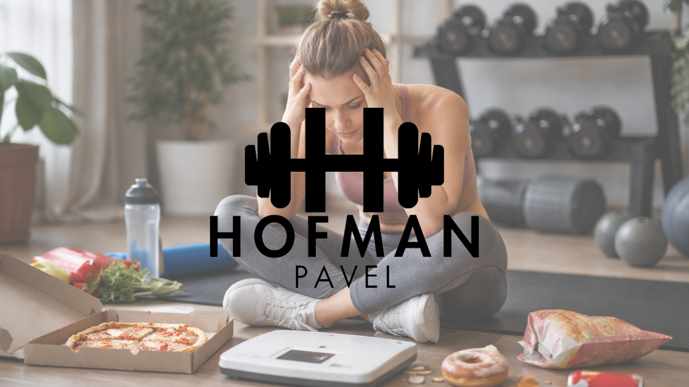 Frustrovaná žena sedí u váhy v domácí posilovně.