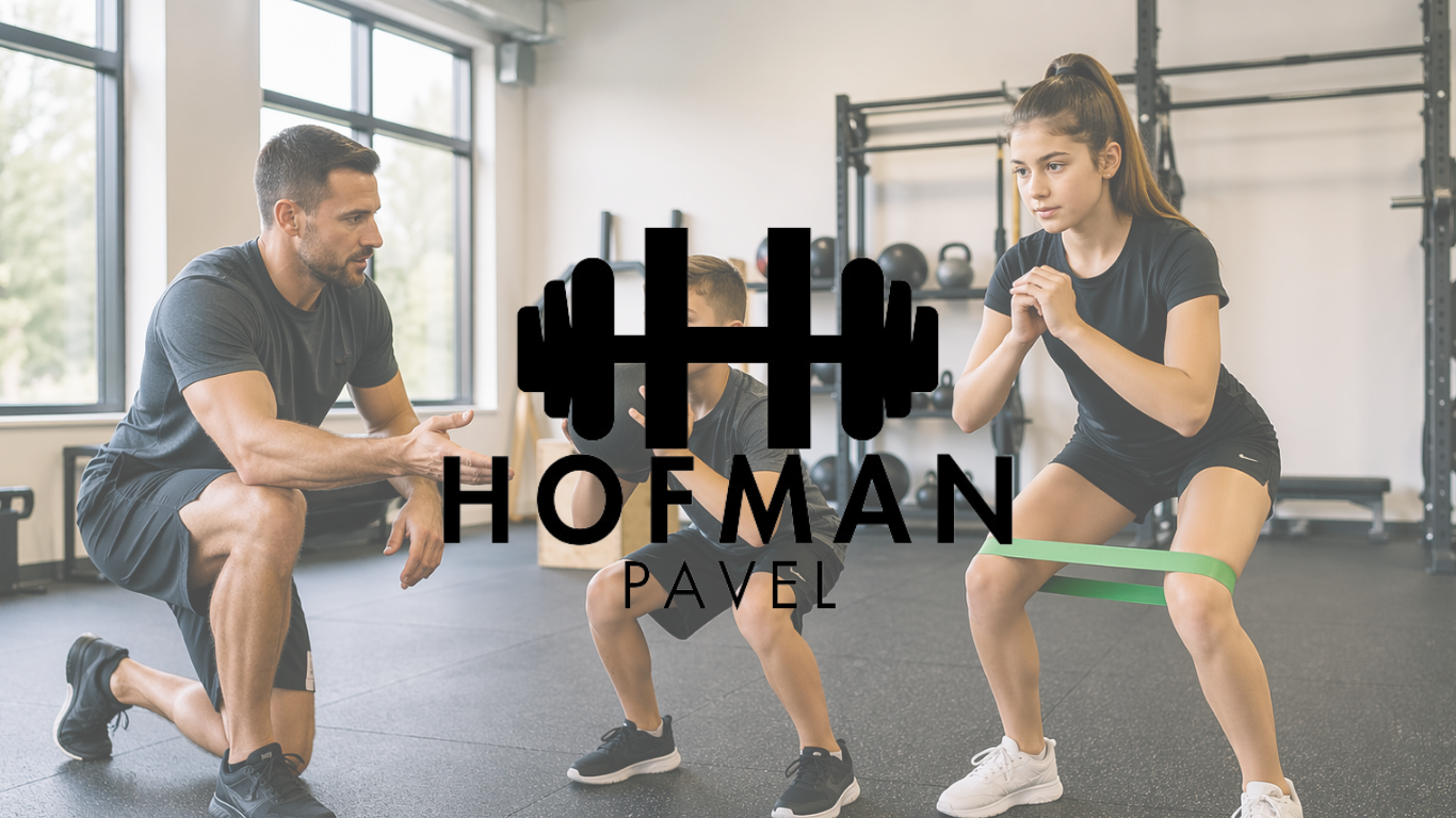 Trénink dětí a adolescentů s trenérem v moderní posilovně