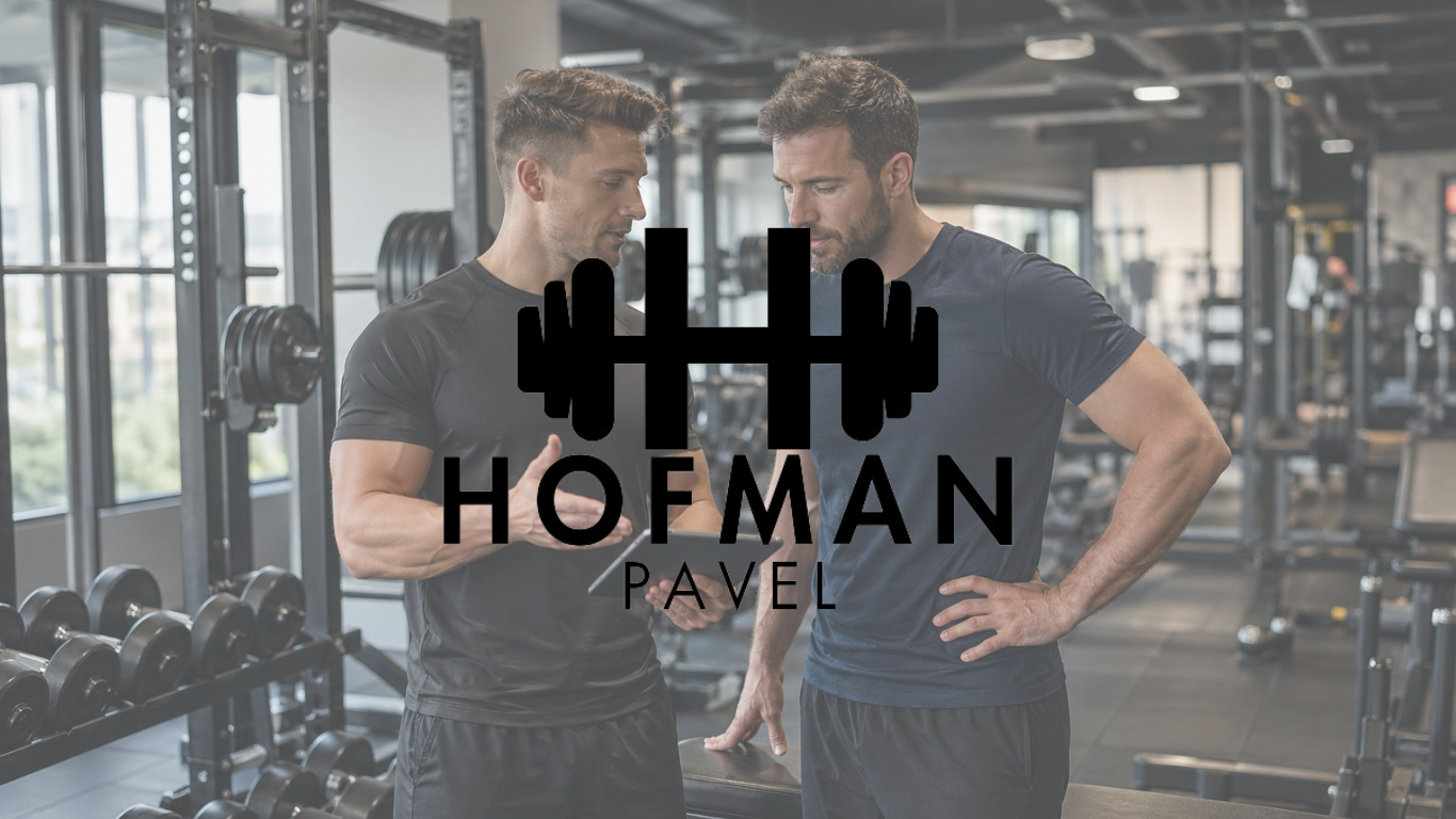 Osobní trenér konzultuje s klientem stagnaci ve cvičení v posilovně.