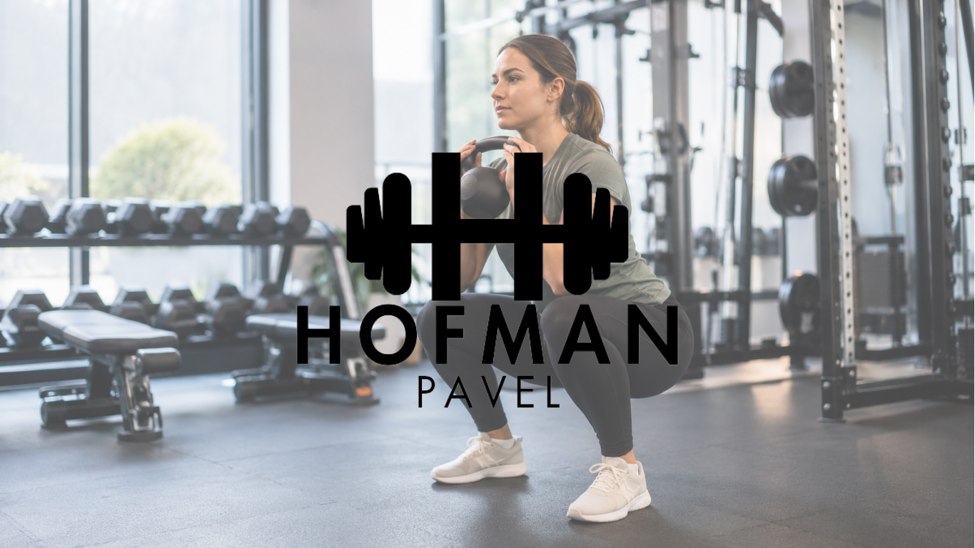 Začátečnice v posilovně provádí goblet squat s kettlebellem jako součást prvního měsíce tréninku.